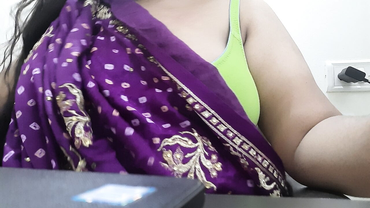 Desi hint azgın kız web kamerası üzerinde erkek arkadaşı için baştan çıkaran saree sıyırma yapar…