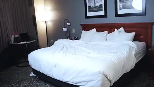 Zenci genç üvey kız üvey babasıyla otel yatağını paylaşıyor