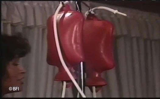 Bazı edepsiz orta yaşlı seksi kadınların lavman aldığı klasik tuhaf film