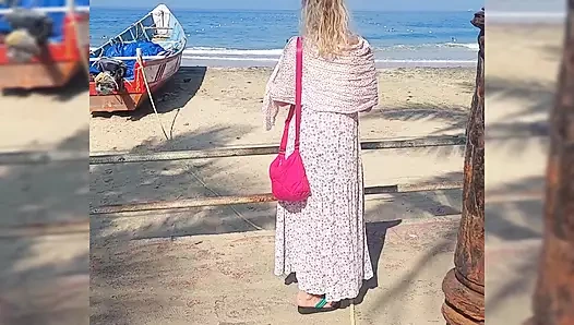 Amatör sarışın olgun evli kadın yürüdükten sonra çıplak seksin tadını çıkarıyor