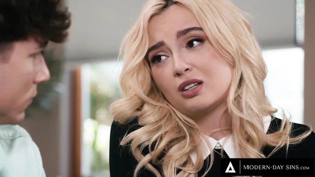 MODERN-DAY SINS - Lexi Lore, Arkadaşı Bıraktıktan Sonra Anal Boşluğu Keşfediyor