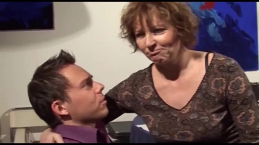 Yaşlı ve genç milf amcık sikişiyor