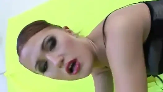 Büyük bir penis geniş vajinaya zevk verir.