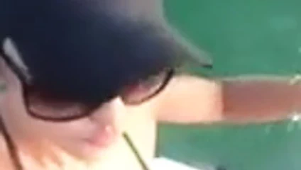 Morena de mamas pequenas