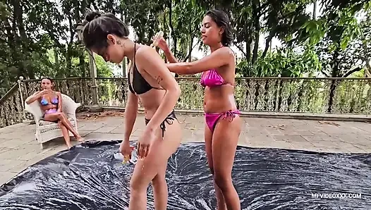 Üç tatlı kızın süper yağ kavgası