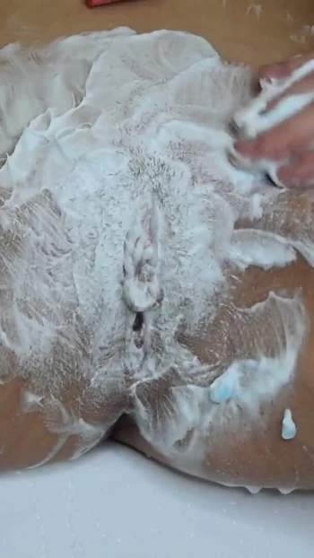 Захватывающий момент из "Интимная стрижка снимает - стриптиз! Брею волосатую киску триммером и бритва! Крупным планом!"