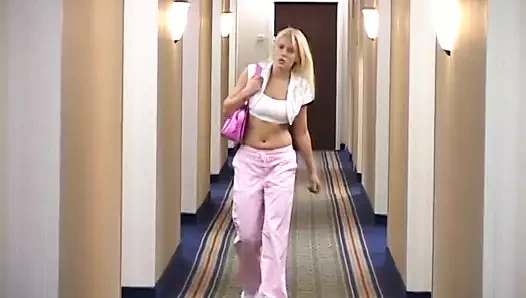 sarışın ve esmer lezbiyen aşıklar oyun ile yatakta oyuncaklar