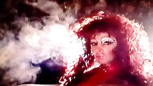 Dragqueen siyah sobranie holder sigara içiyor