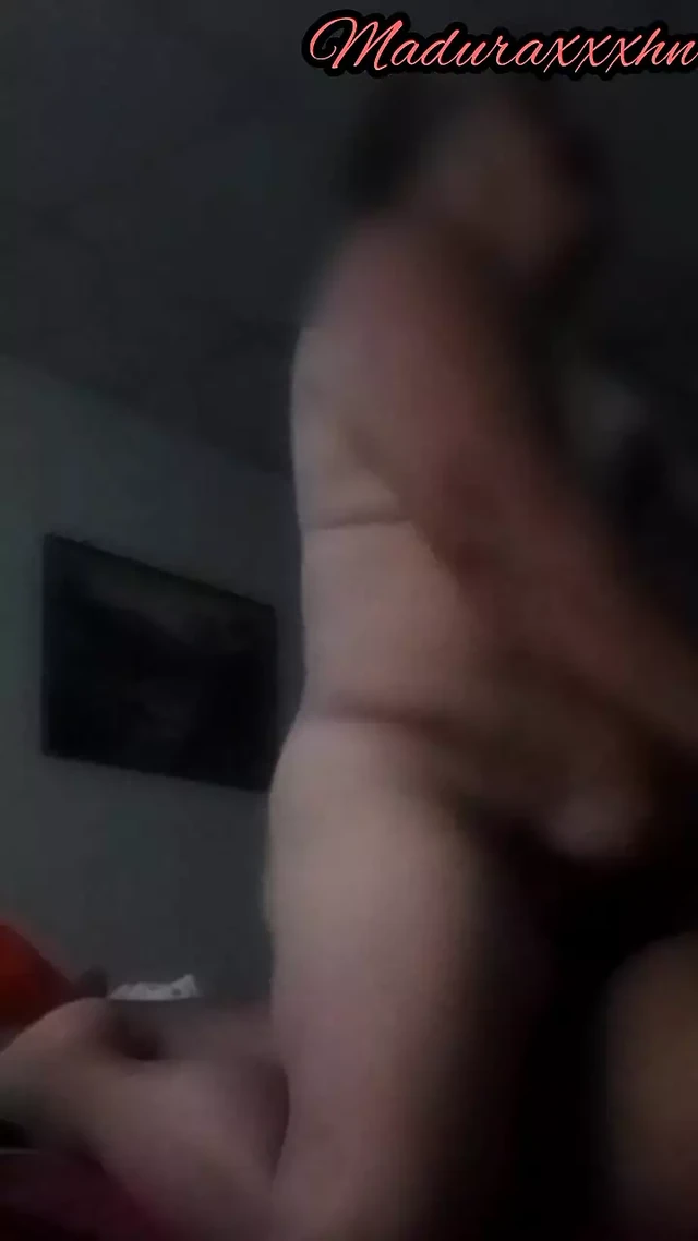 Дама-бабушка скачет на черном члене, пока он не кончит в ее волосатую киску