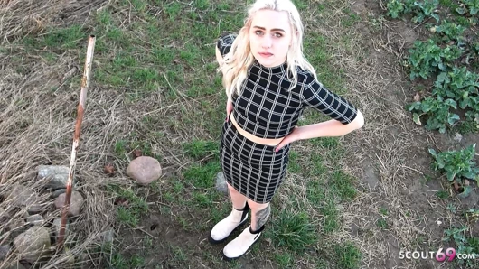 Alman kızın arabası bozuluyor - yabancı tarafından bakış açısıyla sikiliyor