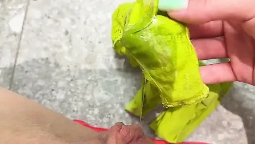 Amcığım bu külotları tekrar çok ıslattı, sadece bak! Neden bu kadar azgın ve zayıf?