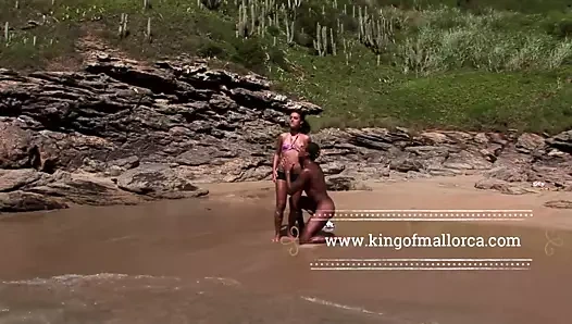 Sert ve kaba büyük siyah horoz seks üzerinde kamu plaj