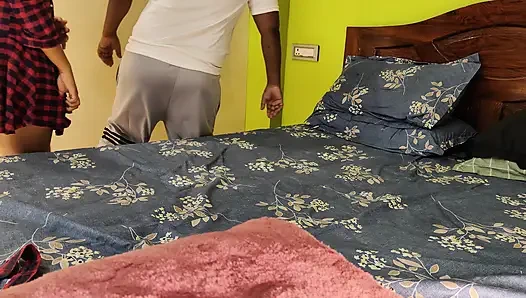 Çok ateşli ve güzel Malezyalı kız arkadaşlarının erkek arkadaşı tarafından sikiliyor