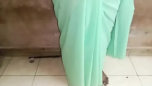 Teyzemin Evine Gittim Ve Sari Sarili Olduğunu Ve Çok Güzel Olduğunu Gördüm. Sonra Göğüslerini Tuttuk Ve Bir Öpücüğü Paylaştık.