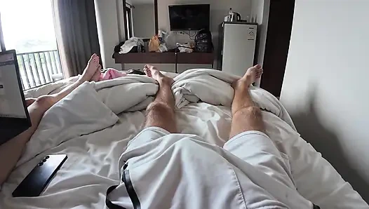 Sikimle oynamaya başlıyorum, karşı koyamıyor, tutuyor ve emmeye başlıyor!