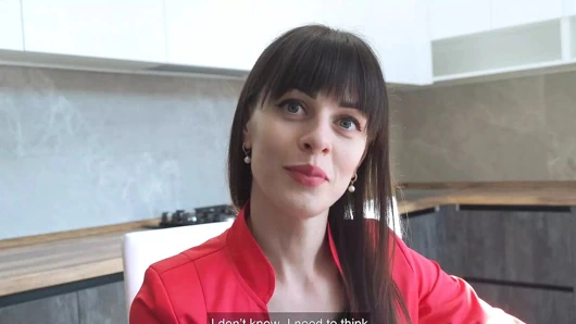 Sevimli emlakçı müşterisini ikna etmek için minik götünü kullanıyor