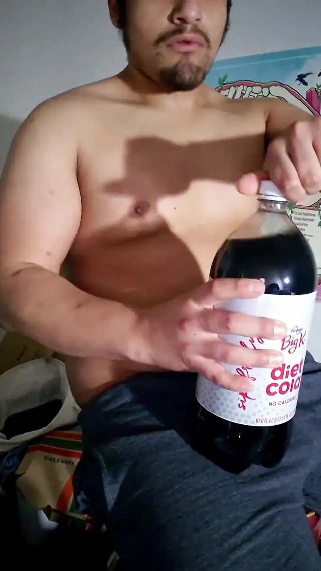 Çaresiz geğirme eski sevgili gazlı göbeğini serbest bırakıyor