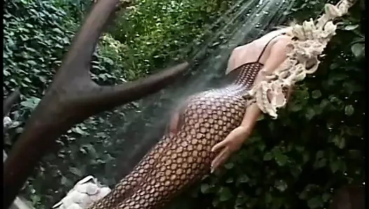 Trina Michaels sıkı göt deliğiyle azgın aygırların sert yarağına biniyor