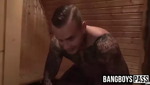 Buff genç delikanlı kaslarla dalga geçiyor ve erotik gerizekalı