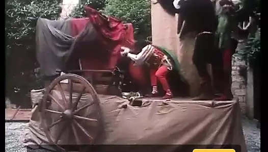 Mükemmel sarışın prenses kaledeki duvara kralın yarağını yalıyor