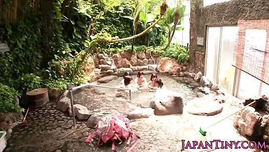 Grup arasında küçücük Japon babes paylaşım horoz içinde onsen