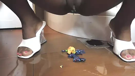 Zenci inci her şeye aşık oluyor ve işiyor