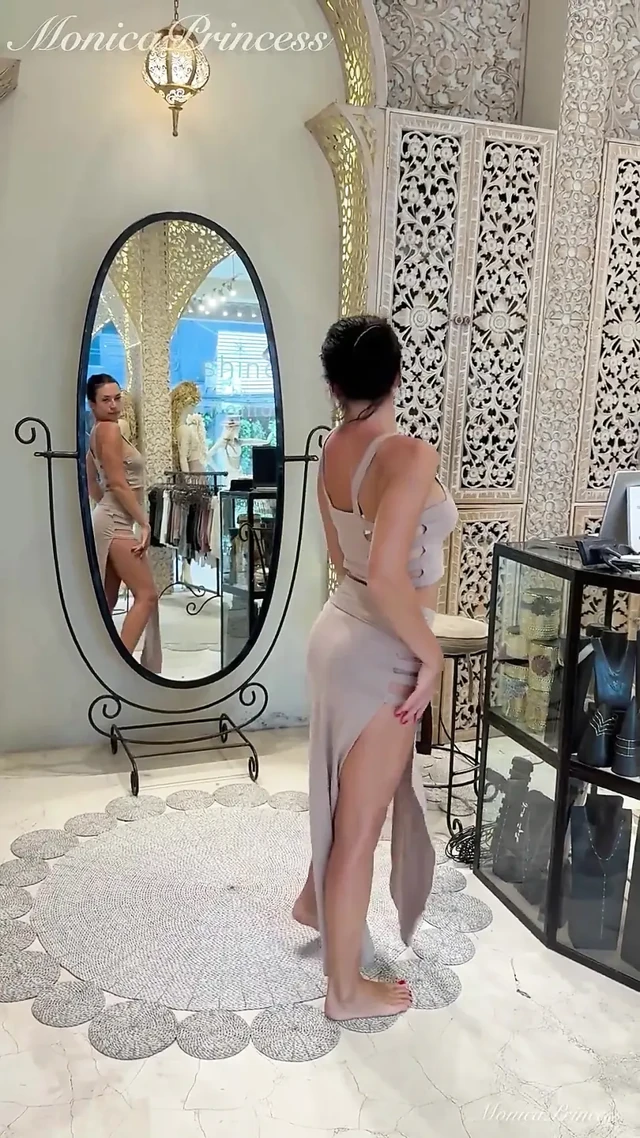 Seksi Bali kıyafetleri butikte deniyor
