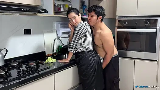 Patronum karısının dikkatsizliğinden faydalanıyor ve beni çok sert sikiyor!