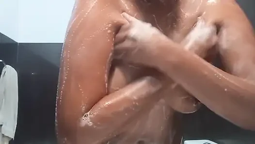 Tombul tombul vikkyy banyoda dildoya biniyor ıslak amcık ve sulu göğüsler