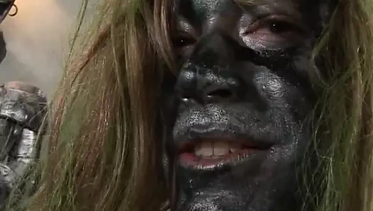 Beyaz adam ava gitmeye karar verdi ve değerli siyah piliç aldı