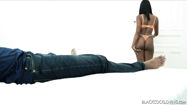Azgın zenci Kolombiyalı kız twerk yapıyor ve siyah yarağı emiyor
