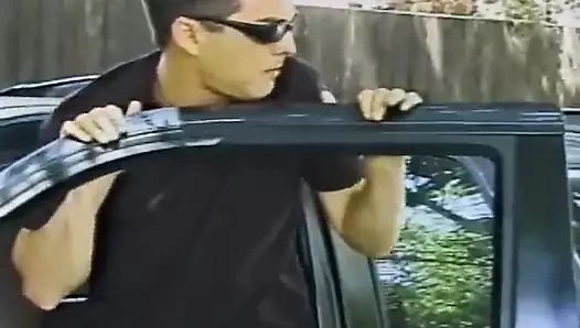 İki büyük memeli ateşli esmer sürtük şanslı bir otostop yapan adamla sikişiyor