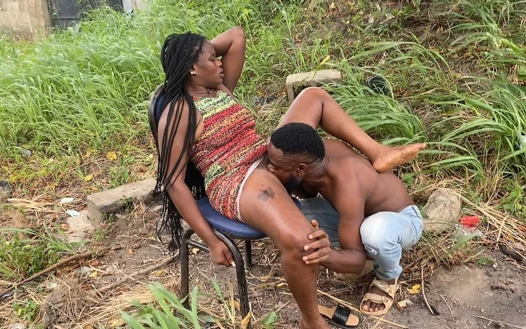 Erkeğimle bir yolculuğa çıktım sonra erkeğin beni çalıdan sikmeye nasıl başladığına dair çalıya işemeye karar verdim