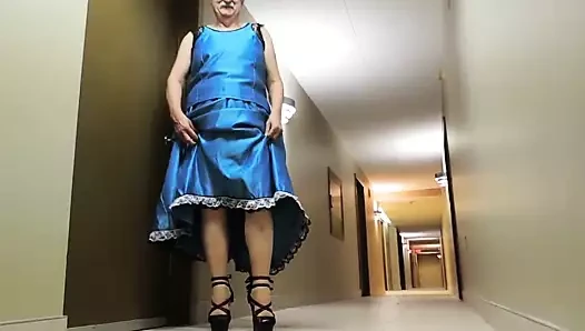 Mavi saten gece elbisesi içinde sissy ray