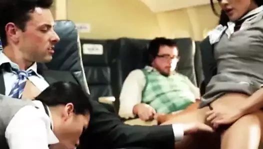 Asyalı hostesler yüksek kulüp için yeni üyeler alıyor