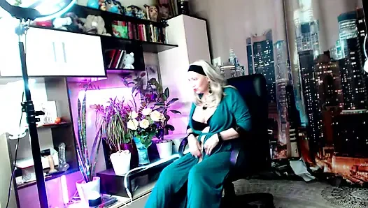 Olgun büyük memeli tombul yapay penisi havalı bir şekilde emiyor ve kamerada serin bir şekilde kendini sikiyor...))