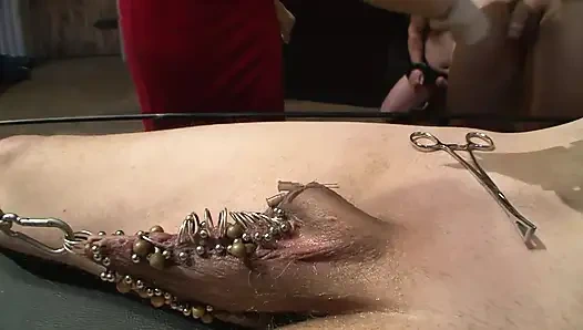 Ateşli hatun iki adamla vahşi BDSM'ye hükmediyor