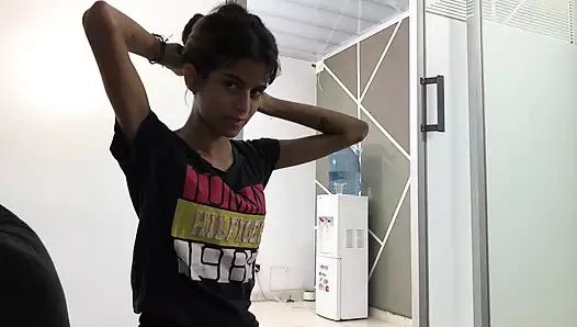 Üvey kız kardeşim beni keşfetmeden artık evde mastürbasyon yapamam