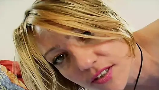 Küçük memeli Alman bayan tıraşlı amcığını dildoyla sikiyor