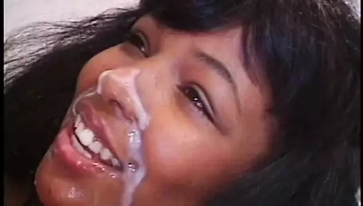 Uzun saçlı siyah bebek gözyaşı göğüsleri ile eğiliyor