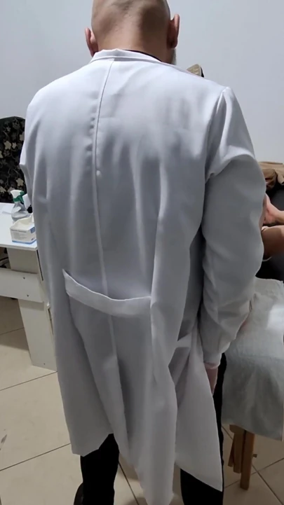 Doktor hastanın götünü sikti ve dölünü damlattı. | Klip 1