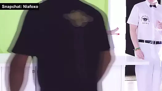 Büyük memeli Alura Jenson yarağı boşaltıyor