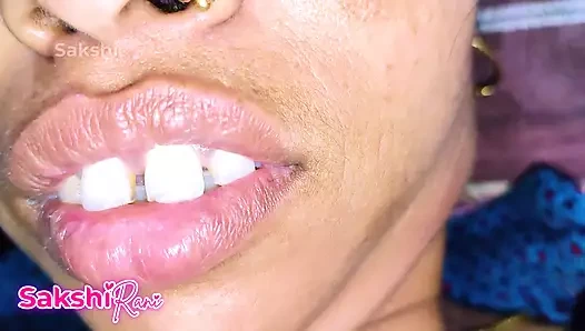 Hintli sakshi amcığının yakın çekim ve büyük göğüslerini ovuyor ve sonra sert sikişiyor