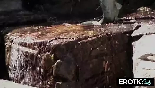 Edepsiz konuşma ve yüksek sesle inliyor - amcığı buna bayılıyor