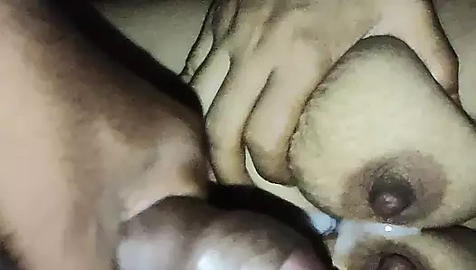 Üvey erkek kardeş ve üvey kız kardeş geceleri seks videosunda