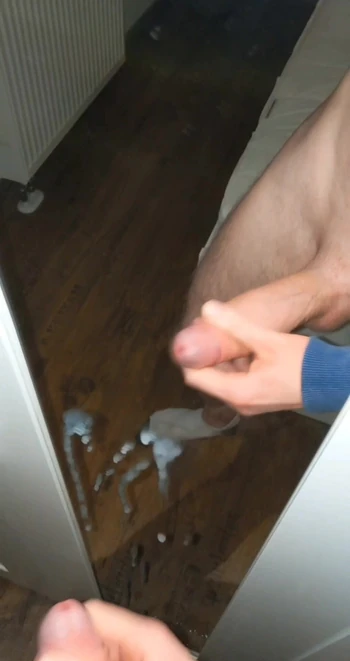 Огромная порция спермы на зеркале большого хуя