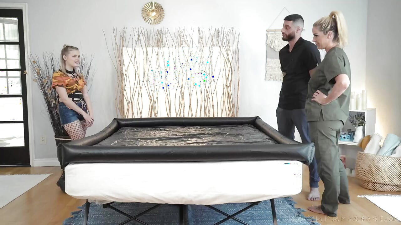 Nuru masajı ateşli tatlı brooklyn gray karısını bekleyen adama nuru masajı yapıyor