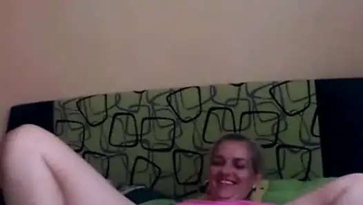 Misyoner pozisyonunda penetrasyon sırasında evde tatmin edici bir orgazm ile seks.