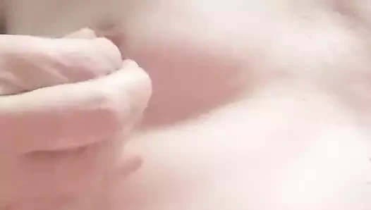 Meme uçlarını pompalıyor ve fitil alıyor