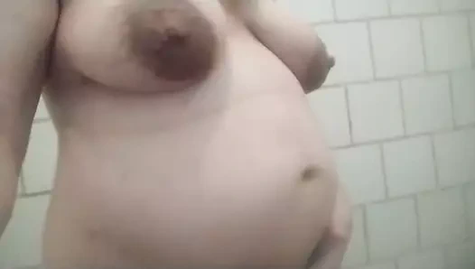 kamu duşta büyük göğüsler ile 8 aylık hamile genç